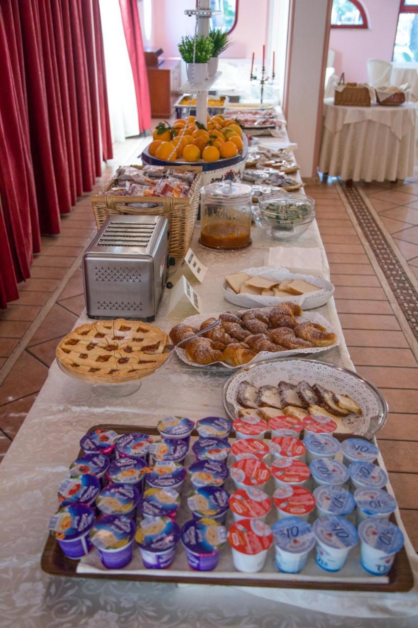 גיארדיני נאקסוס Assinos Palace Hotel מראה חיצוני תמונה