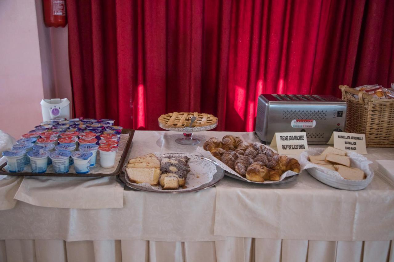 גיארדיני נאקסוס Assinos Palace Hotel מראה חיצוני תמונה