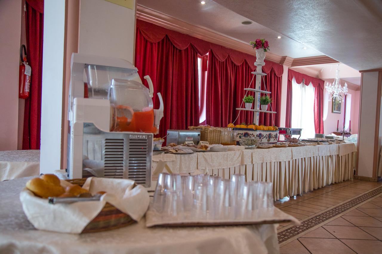 גיארדיני נאקסוס Assinos Palace Hotel מראה חיצוני תמונה