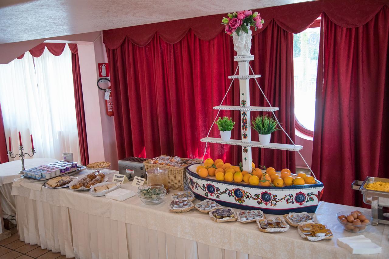 גיארדיני נאקסוס Assinos Palace Hotel מראה חיצוני תמונה