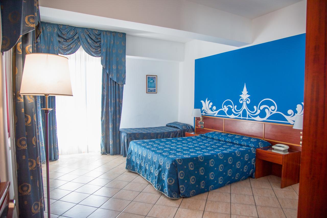 גיארדיני נאקסוס Assinos Palace Hotel מראה חיצוני תמונה