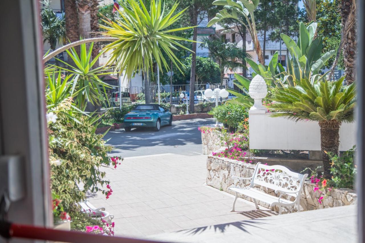 גיארדיני נאקסוס Assinos Palace Hotel מראה חיצוני תמונה