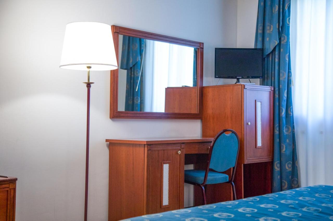 גיארדיני נאקסוס Assinos Palace Hotel מראה חיצוני תמונה