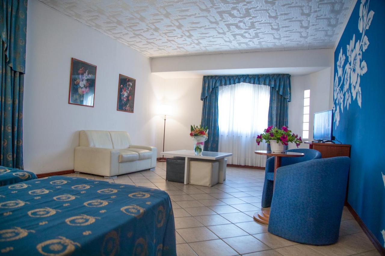 גיארדיני נאקסוס Assinos Palace Hotel מראה חיצוני תמונה